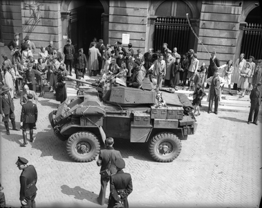 97630 Afbeelding van een armoured car van het 49th Reconnaissance Regiment (Polar Bears) voor het Stadhuis ...